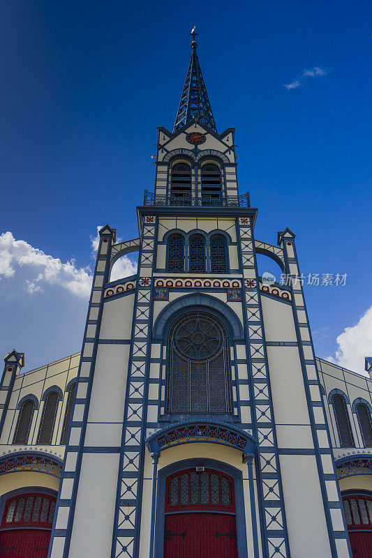 位于法兰西堡(Fort de France)中心的圣路易斯大教堂(St. Louis Cathedral)建于1895年，与1657年以来全部被毁的其他6座教堂在同一地点。